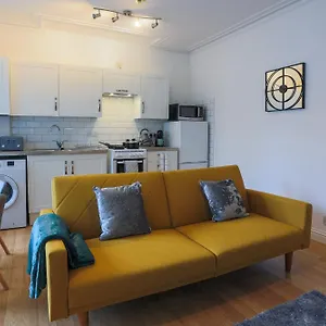 Apartment The Best Flat On The Street - Three Minutes Walk From The Beach, Southend-on-Sea